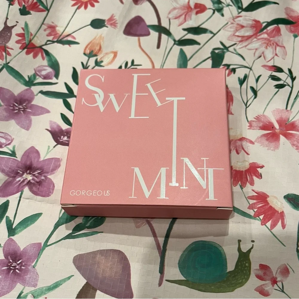 9 Color Neutral Pinky Toned Eyeshadow Palette